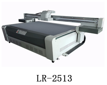 LR-2513通常我們也稱為萬能打印機(jī)，他是根據(jù)國際標(biāo)準(zhǔn)尺寸而來，加上這種uv機(jī)器不收材質(zhì)約束，差不多什么都可以打印，通常我們也稱之為萬能打印機(jī)